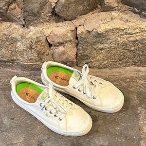 Cariuma White Sneakers with Green Accents